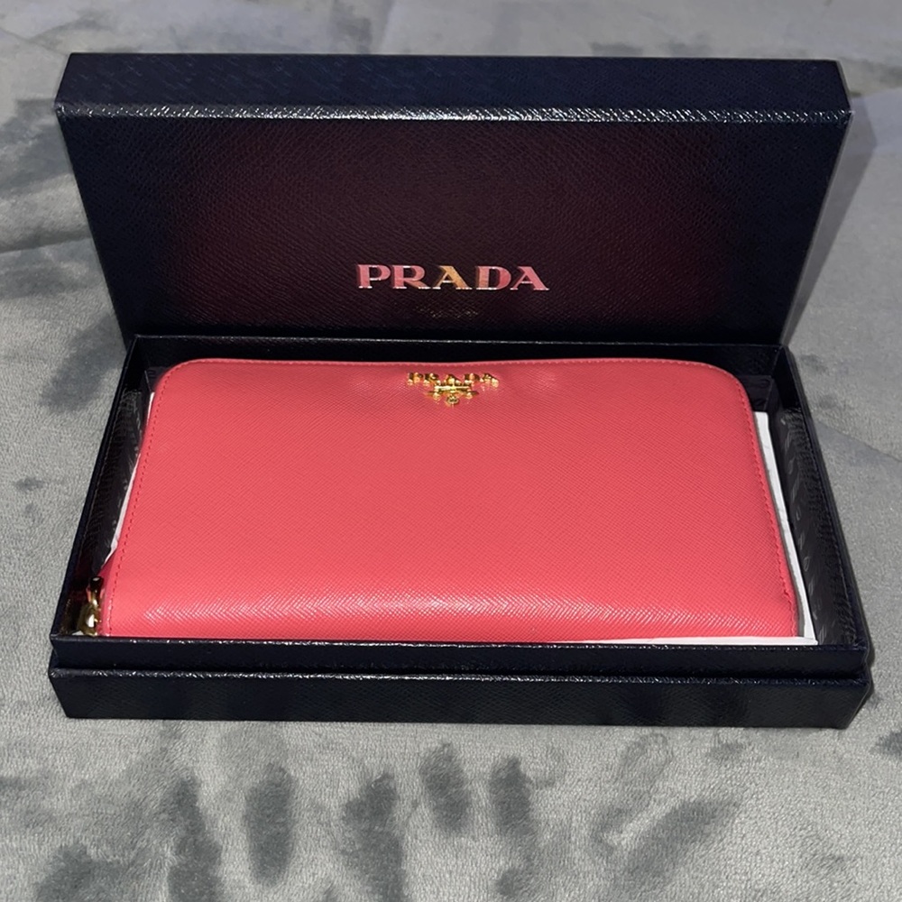 Preloved Prada wallet, excellent condition. Ask any questions.. - Picture 11 of 11